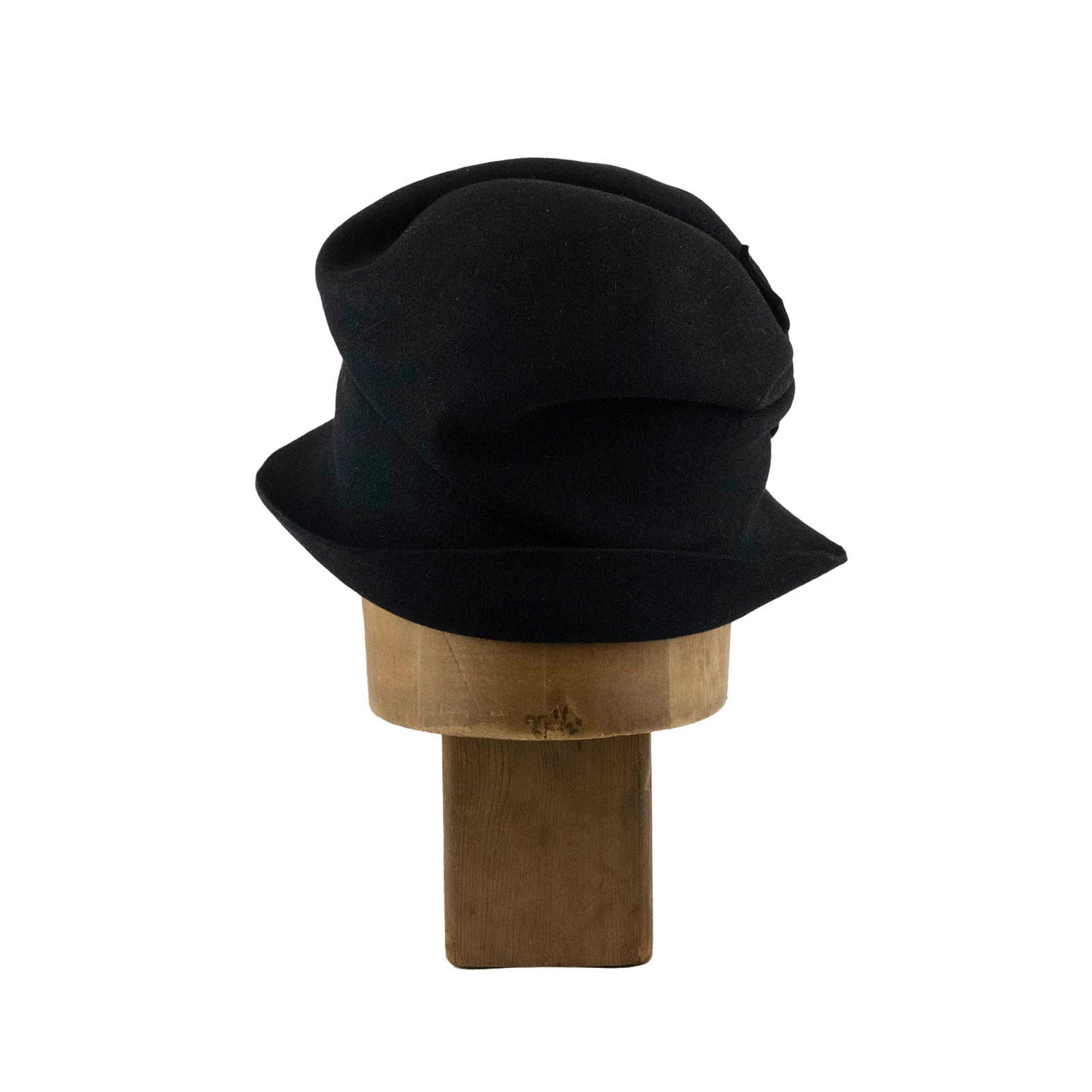 Scrunch Cloche in Black Flat Felt